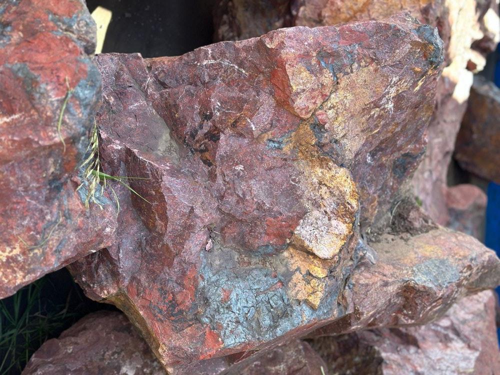 Камни для ландшафтного дизайна красно-фиолетовые 10-60 килограмм купить в Протвино