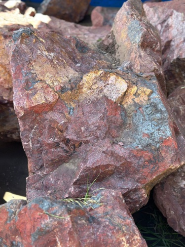 Камни для ландшафтного дизайна красно-фиолетовые 10-60 килограмм купить в Протвино