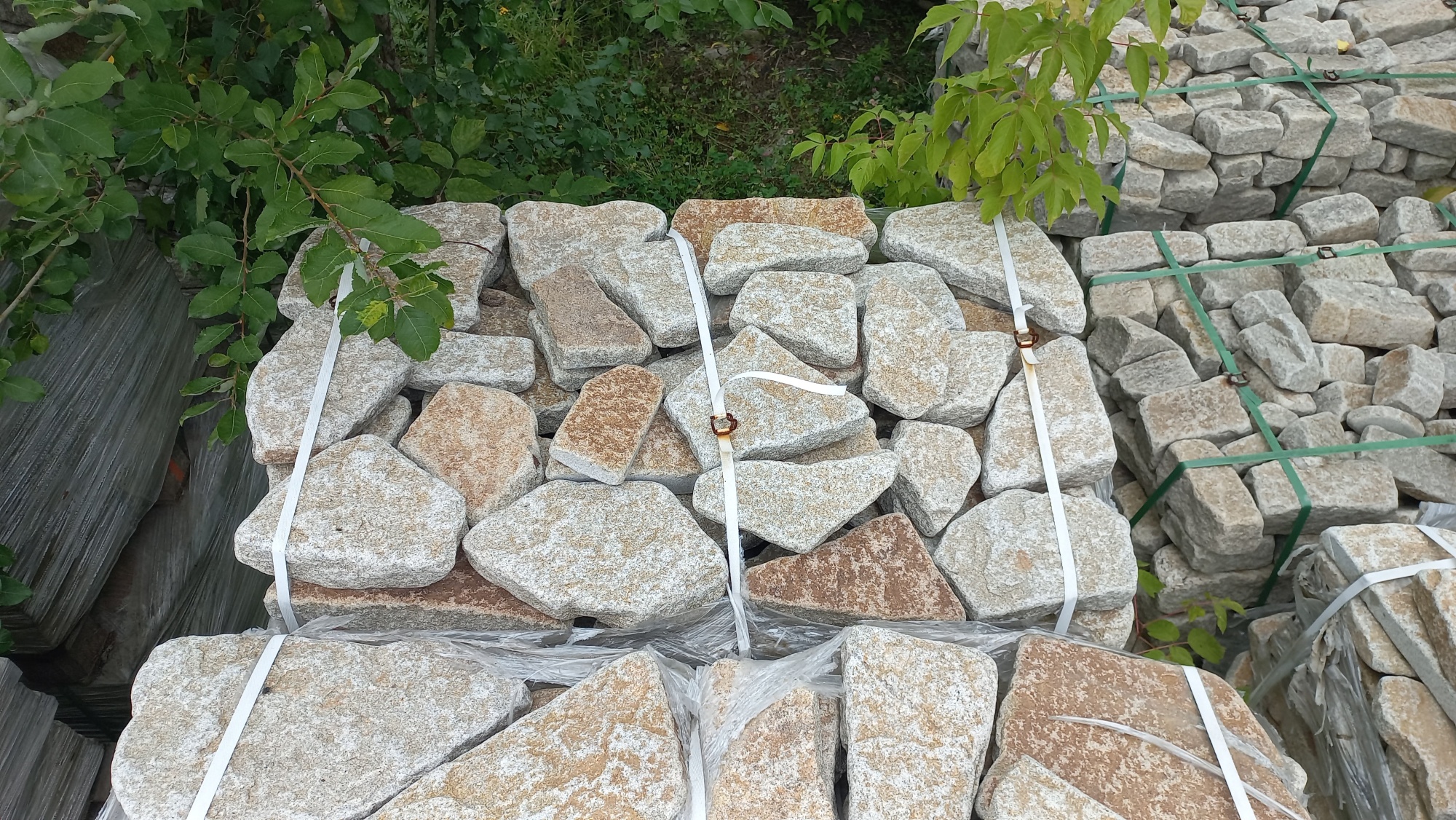 Плитняк галтованный гранитный для ландшафтного дизайна купить в Протвино