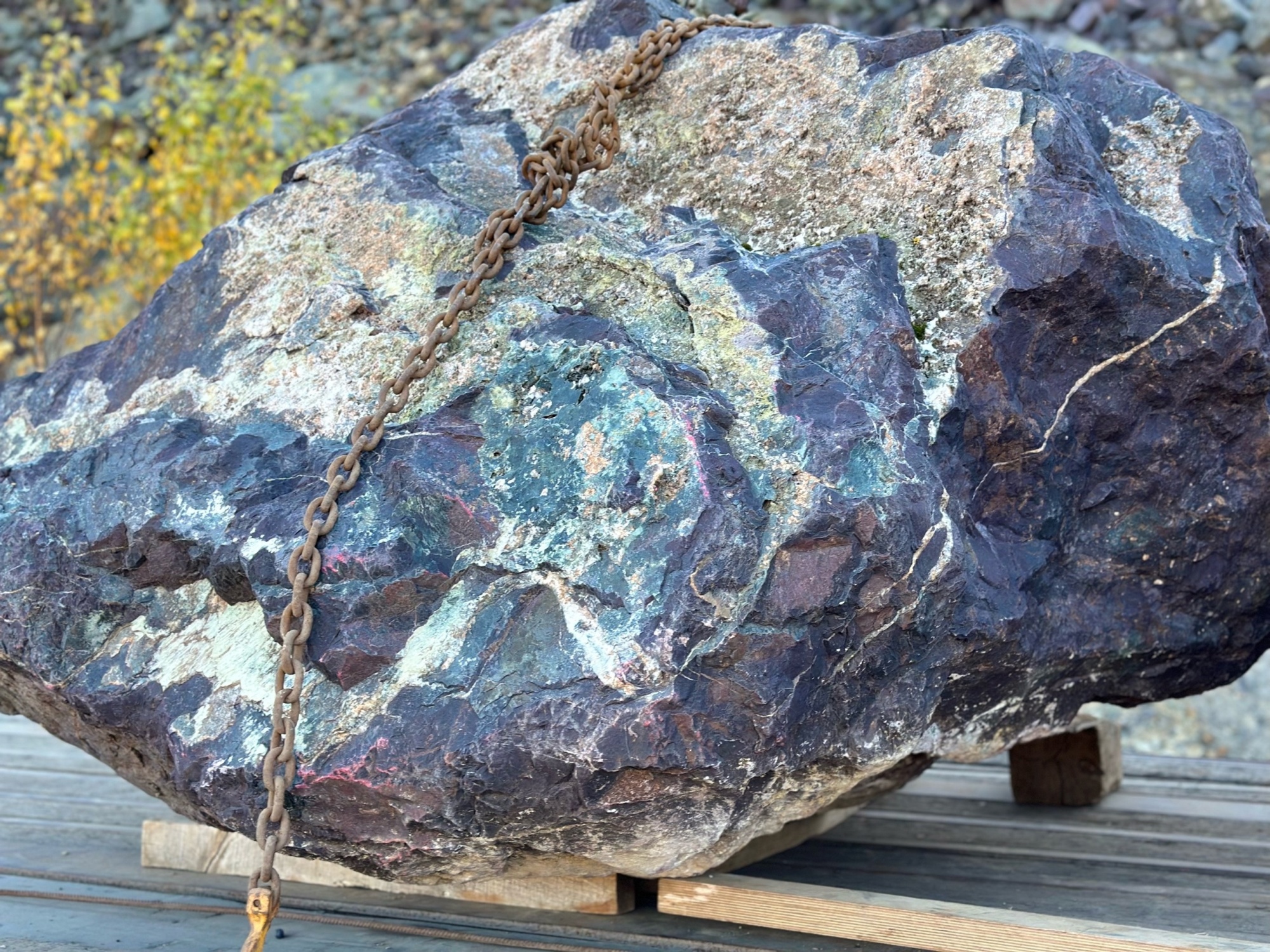 Огромные красно-фиолетовые валуны для ландшафтного дизайна весом более 5 тонн купить в Протвино