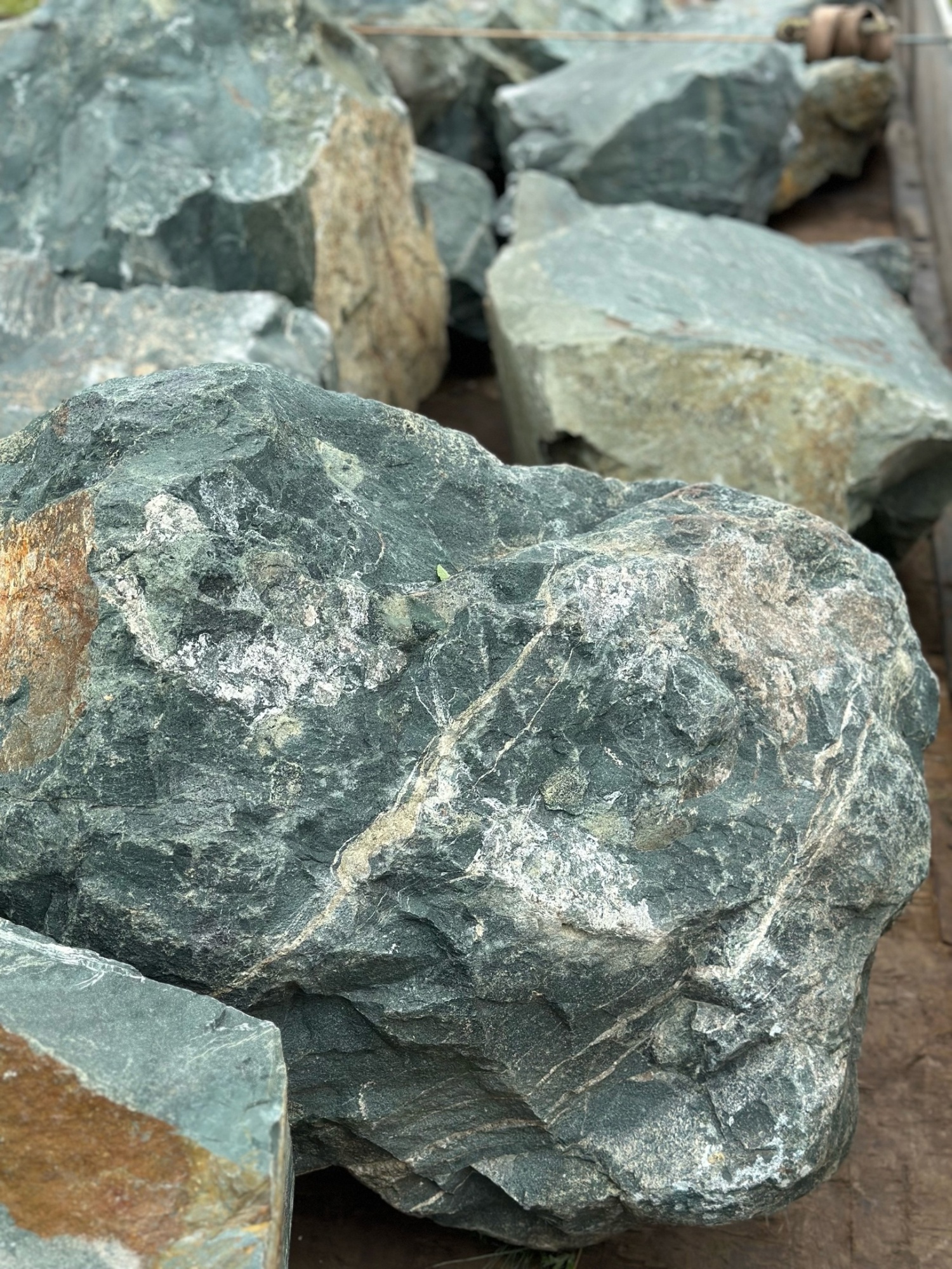 Камни для ландшафтного дизайна зелёные 10-60 килограмм купить в Протвино