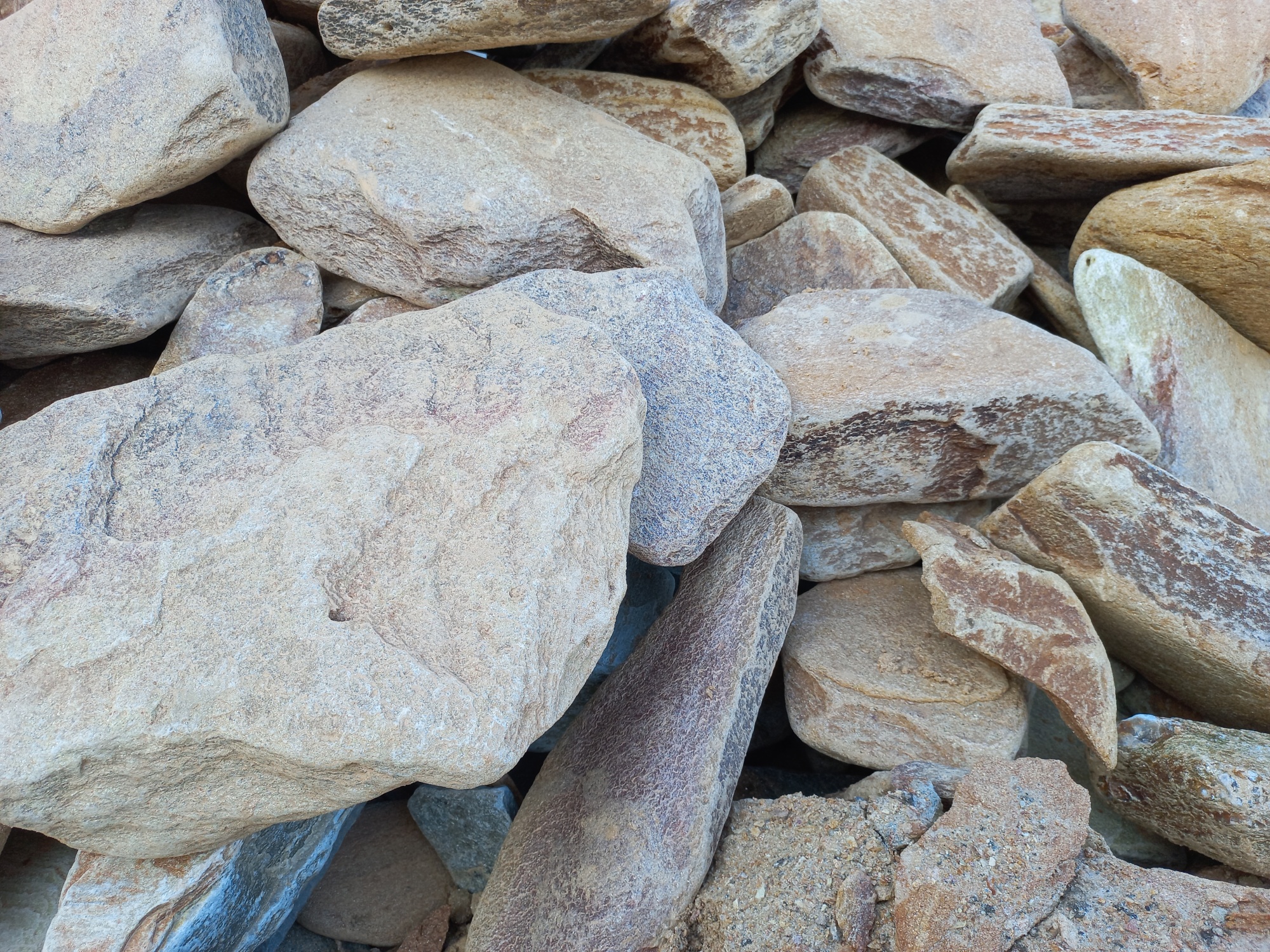 Златолит жёлтый, жёлто-зелёный глыбки и валуны для ланшафтного дизайна купить в Протвино