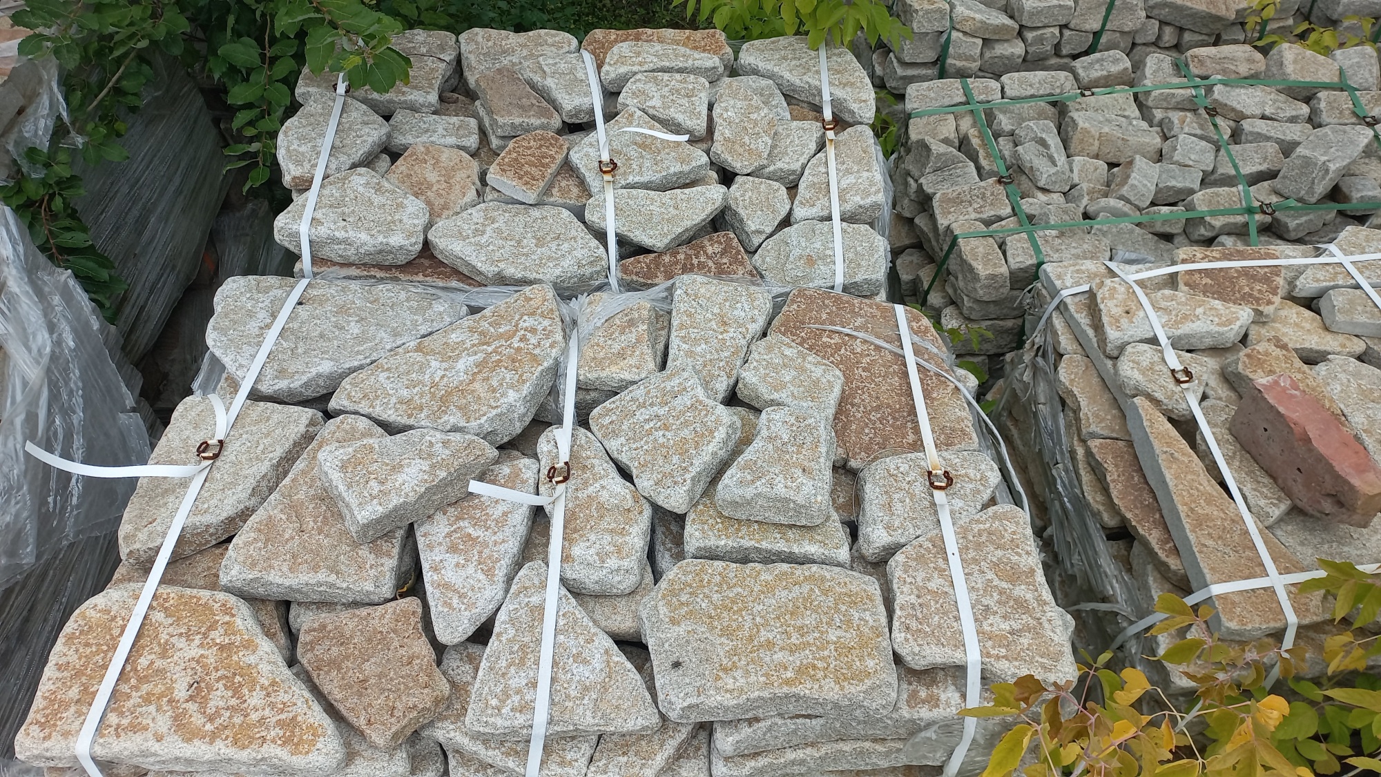 Гранитный плитняк галтованный для мощения купить в Протвино