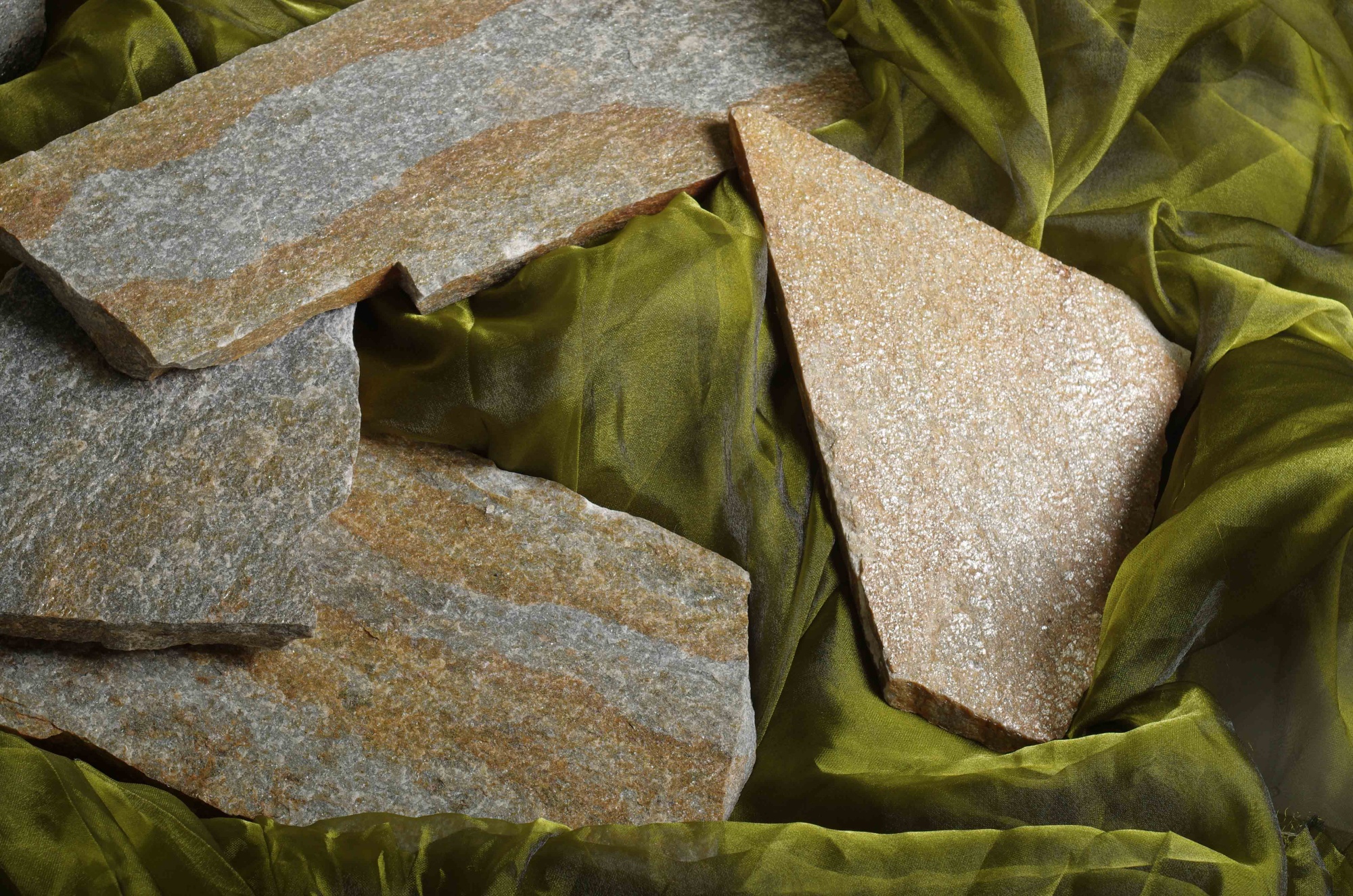 Плитняк златолит Уральский для цоколя, отмостки купить в Протвино